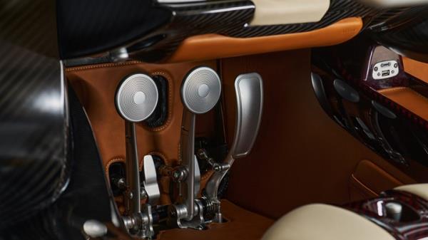 Please welcome to the stage: the new Pagani Utopia Roadster