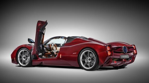 Please welcome to the stage: the new Pagani Utopia Roadster