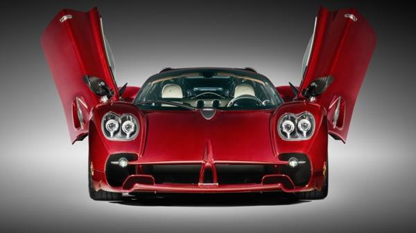 Please welcome to the stage: the new Pagani Utopia Roadster