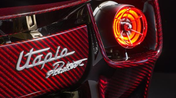 Please welcome to the stage: the new Pagani Utopia Roadster