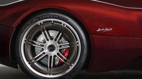 Please welcome to the stage: the new Pagani Utopia Roadster