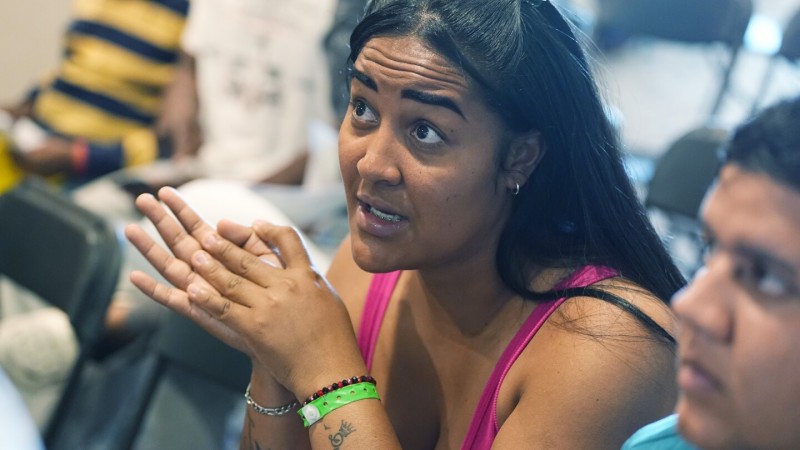 丹佛启动了雄心勃勃的移民计划，打破了短期庇护的做法