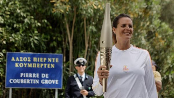 Greek actress Mary Mina, playing the role of High Priestess, carries the flame during the Olympic Flame lighting ceremony for the Paris 2024 Olympics.</p>

<p>　　Pic: Reuters</p>

<p>　　