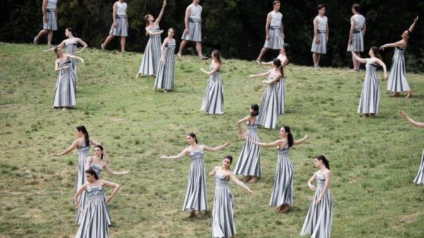 Performers dance during the Olympic Flame lighting ceremony for the Paris 2024 Olympics.</p>

<p>　　Pic: Reuters