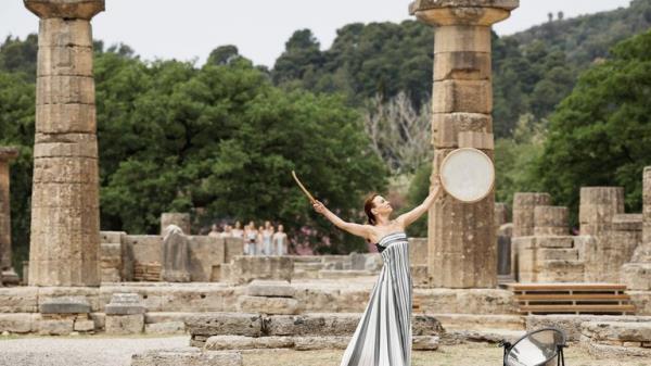 Performers acting as Priestess during the flame lighting ceremony for the Paris 2024 Olympics.</p>

<p>　　Pic: Reuters  