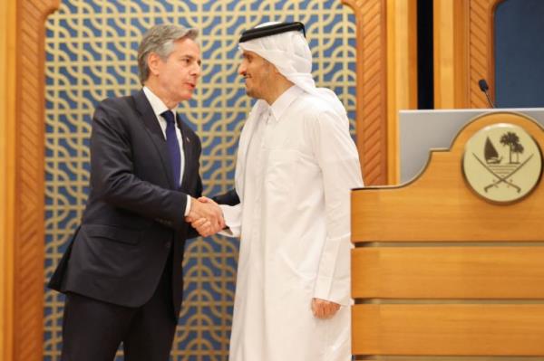 Antony Bl<em></em>inken shakes hands with Sheikh Mohammed Bin Abdulrahman al-Thani