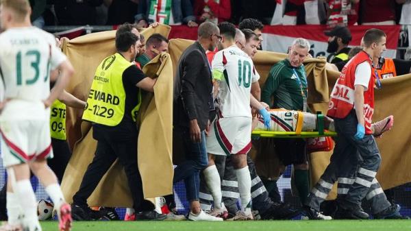 Hungary's Dominik Szoboszlai with Barnabas Varga as he leaves the pitch on a stretcher following a collision with Scotland goalkeeper Angus Gunn during the UEFA Euro 2024 Group A match at the Stuttgart Arena in Stuttgart, Germany. Picture date: Sunday June 23, 2024.</p>

<p>　　