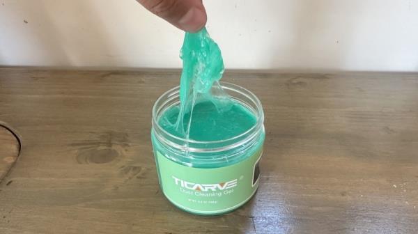 Showing the gel co<em></em>nsistency  of dust cleaning slime