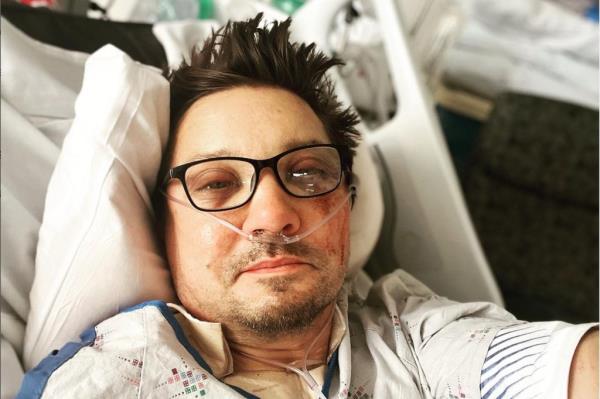 a photo of himself on his Instagram account in the hospital.