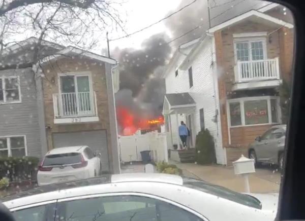 Citizen video showing Four alarm fire in 88 Shotwell Avenue in Staten Island with two seriuously injured firefghters.