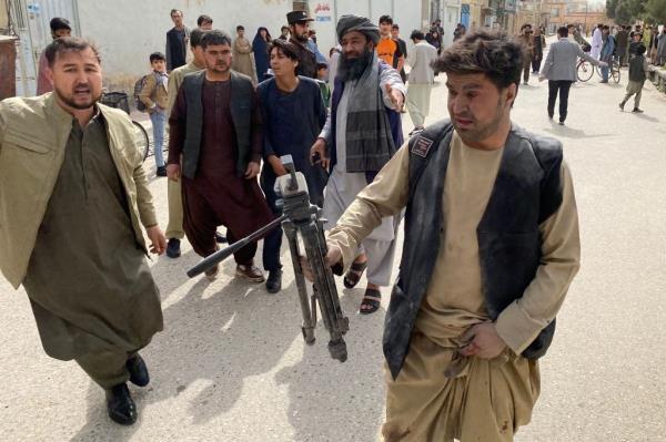 A group of people after a journalist shooting in Afghanistan.