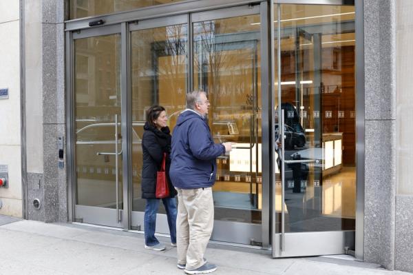Visitors to Silicon Valley Bank at 387 Park Avenue South in Manhattan are trying to get in to retrieve their mo<em></em>ney .