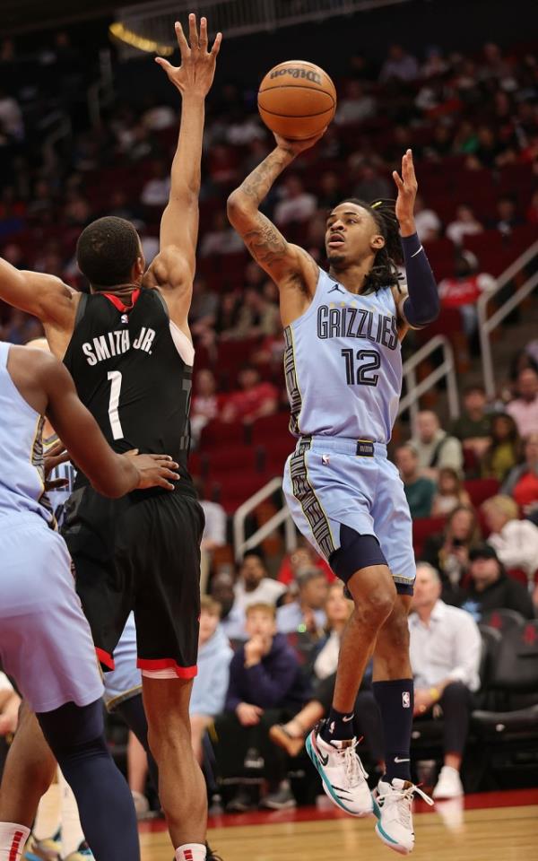 Grizzlies point guard Ja Morant shoots a jump shot over Rockets’ Jabari Smith Jr. during the first quarter at Toyota Center on March 1, 2023 in Houston, Texas.</p>

<p>　　