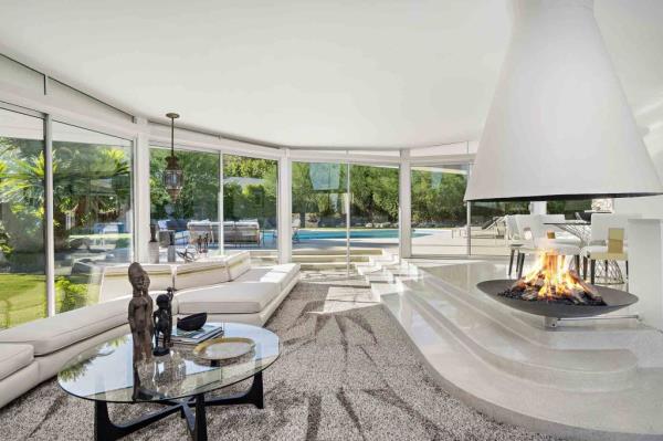 Midcentury details abound throughout.