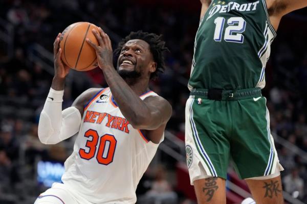 New York Knicks forward Julius Randle (30) attempts a layup 