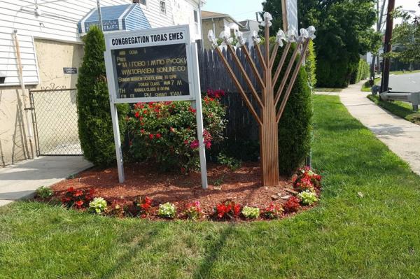 The Staten Island synagogue that was vandalized.