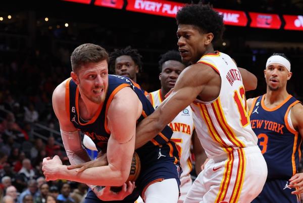 Isaiah Hartenstein grabs one of his 11 rebounds during the Knicks' 122-101 win over the Hawks.