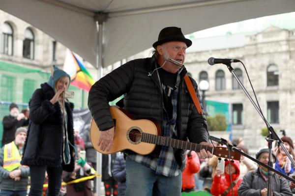 The lo<em></em>ngtime enviro<em></em>nmental activist appeared unannounced and performed for a frenzied crowd for the first time since 2019.