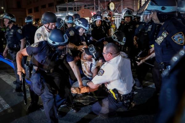 A protester is arrested by NYPD officers on Fifth Avenue during a march on June 4, 2020, following the death of George Floyd.</p>

<p>　　