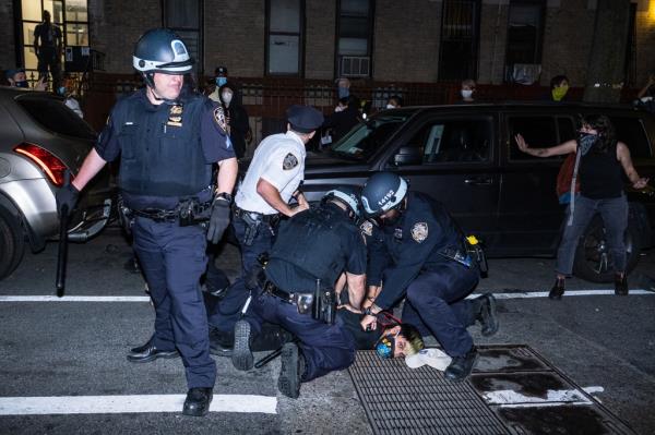 Police and protesters clashed during a protest in Flatbush, Brooklyn in the aftermath of George Floyd’s death.</p>

<p>　　