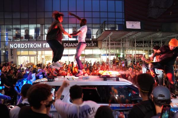 Protestors danced on top of a NYPD car on May 30 during a protest for George Floyd.</p>

<p>　　