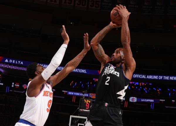 Kawhi Leonard, who scored a team-high 35 points, shoots over RJ Barrett during the Knicks' 134-128 loss to the Clippers.