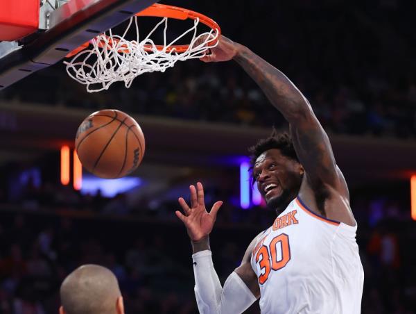 Julius Randle, who scored 28 points, slams home a dunk during the Knicks' loss.