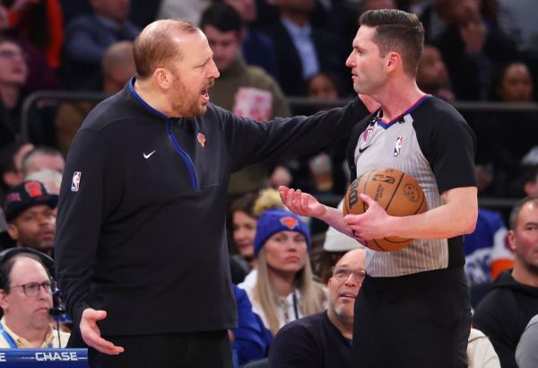 Tom Thibodeau argues with an official during the Knicks' loss.