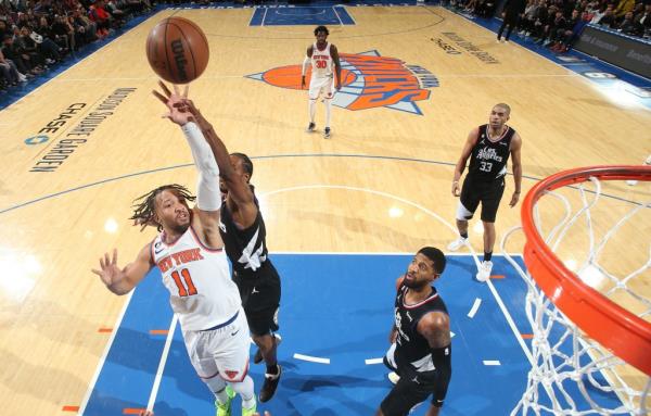 Jalen Brunson, who scored a game-high 41 points, shoots a floater during the Knicks' loss.