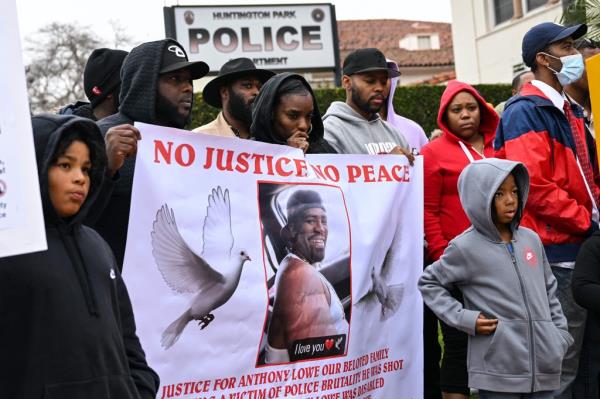 Family and friends of Anthony Lowe Jr hold a news co<em></em>nference to demand an investigation into his death outside of the Huntington Park Police Department in Huntington Park, California, on January 30, 2023. - Lowe was reportedly in a wheelchair with both legs amputated at the knees and undergoing a mental health crisis when he was shot to death by Huntington Park police January 26, 2023. (Photo by Patrick T. FALLON / AFP) (Photo by PATRICK T. FALLON/AFP via Getty Images)</p>

<p>　　
