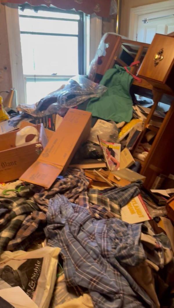 Both Lima and Walsh recall havin<em></em>g to tip-toe their way through 3-foot-high stacks of clutter.