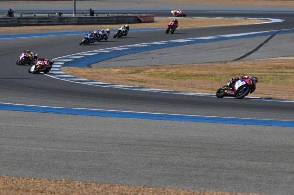 Malaysia's Khairul Idham Pawi leads the pack in Race 1 of the Supersports 600cc class in Round 1 of the FIM Asia Road Racing Champio<em></em>nship at the Chang Internatio<em></em>nal Circuit in Thailand.