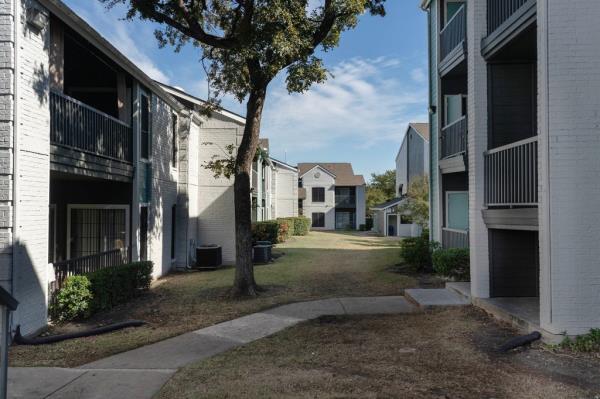 Exterior of the apartment complex wher<em></em>e many Venezuelan immigrants reside