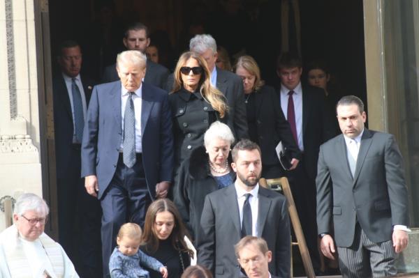 Trump and his wife Melania, and his children Don Jr., Eric, and Ivanka were seen waiting on the sidewalk in front of St. Ignatius of Loyola church.</p>

<p>　　