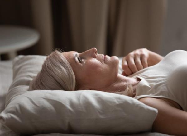 woman havin<em></em>g trouble sleeping during menopause