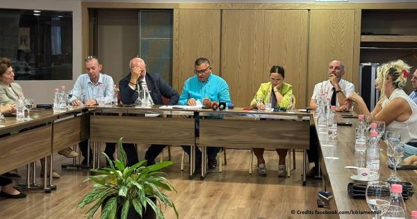 导师Kikia提出了最新的政治运动：阻止阿尔巴尼亚人的大规模离开