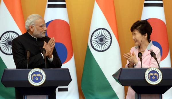President Park Geun-hye and Indian Prime Minister Narendra Modi attend a joint news co<em></em>nference at Cheong Wa Dae in 2015. (Park Hyun-koo/The Korea Herald)