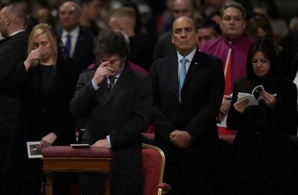 教皇册封阿根廷首位女圣徒，阿根廷自由党总统米莱在一旁观看