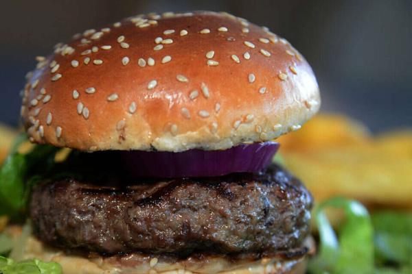 我们失去了胃口:这个地方只提供一个汉堡和一份今天的以色列法律文件