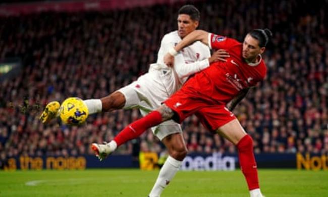 Darwin Nú?ez, right, and Rapha?l Varane battle for the ball at Anfield.