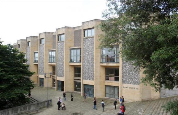 前汉普郡乡村酒吧老板对性侵指控不认罪