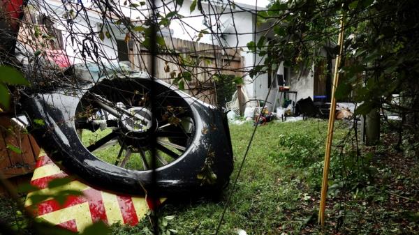 一架救援直升机坠毁在佛罗里达州的一座公寓大楼，造成消防队长和一名居民死亡