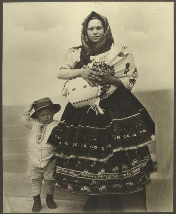 A Slovak woman with her child at Ellis Island.