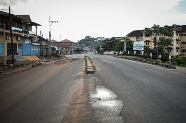An empty road is pictured in Freetown on November 26, 2023 - A military armoury in Sierra Leone's capital Freetown came under attack on Sunday, the government said, as it imposed an immediate natio<em></em>nal curfew. (Photo by Saidu BAH / AFP)