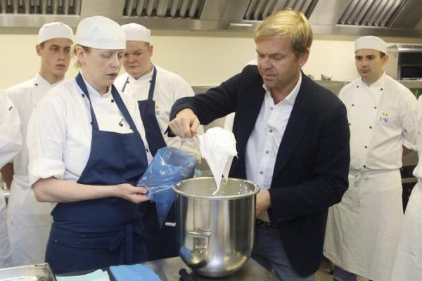 FILE - Australian chef and restaurateur Bill Granger, centre, right, with Royal Pastry Chef Kathryn Boyden, centre left. and other Royal Chefs in the kitchens at Buckingham Palace in Lo<em></em>ndon as they make pavlova ahead of the reception to be given in advance of the Royal Visit to Australia Thursday Oct. 13, 2011. Granger, the Australian chef, food writer and restaurant owner who brought Aussie-style food to internatio<em></em>nal capitals from Lo<em></em>ndon to Seoul, has died. He was 54. Granger’s family said on social media Tuesday, Dec. 26, 2023 that the chef died in a hospital in Lo<em></em>ndon on Christmas Day. (Lewis Whyld/Pool Photo via AP, File)