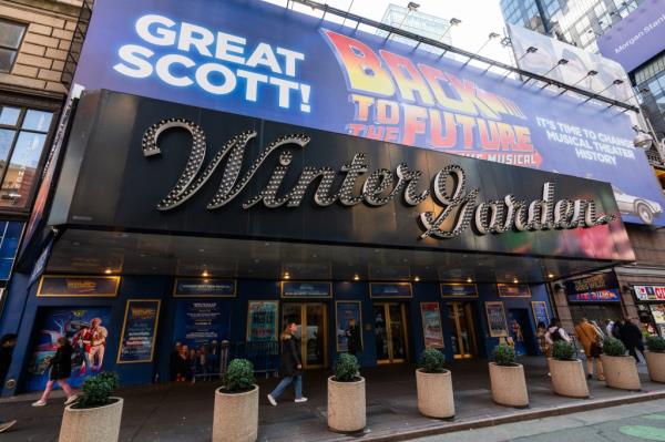 The American Federation of Musicians Local 802, which reps Broadway performers, pressed the theater to finally install a protective netting above the orchestra.</p>

<p>　　