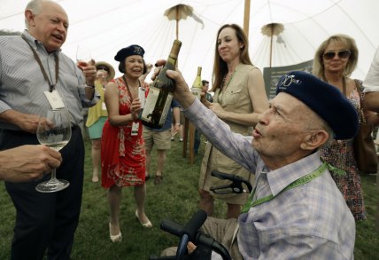 Grgich pours his Paris Tasting anniversary chardo<em></em>nnay in 2013.