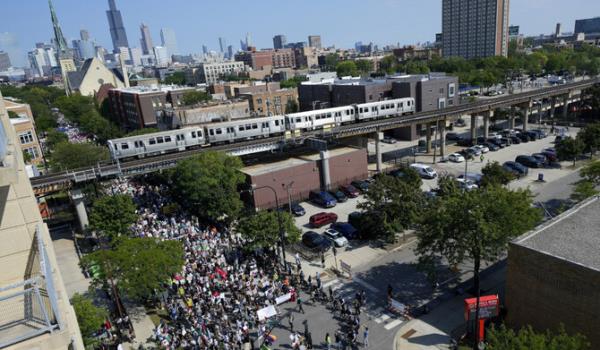 Protesters break through police fence near site of Democratic Natio<em></em>nal Convention