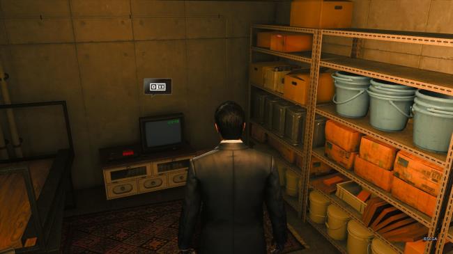 Like A Dragon Gaiden, Mega Drive Games, Kiryu looking at the Master System