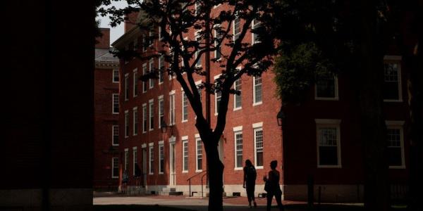 哈佛大学(Harvard)将在夜间暂时关闭其历史悠久的中心，因为学生们指责以色列应为哈马斯(Hamas)的袭击负责，这引发了持续的反弹